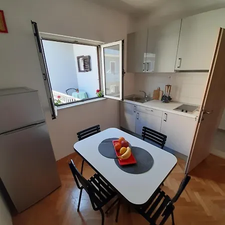 Luce דירה מאקרסקה